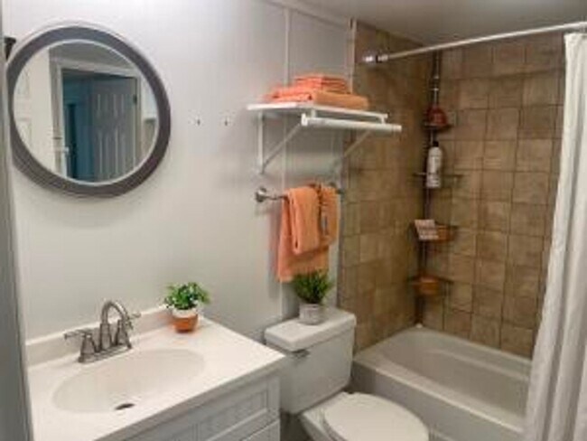 Building Photo - A Getaway Near the Lake- 3 Bedroom, 2 Bath...