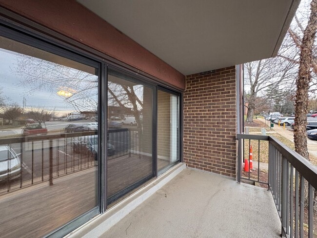 Building Photo - Sun-filled 1 Bed 1 Bath Condo With Balcony In Hawthorne Village