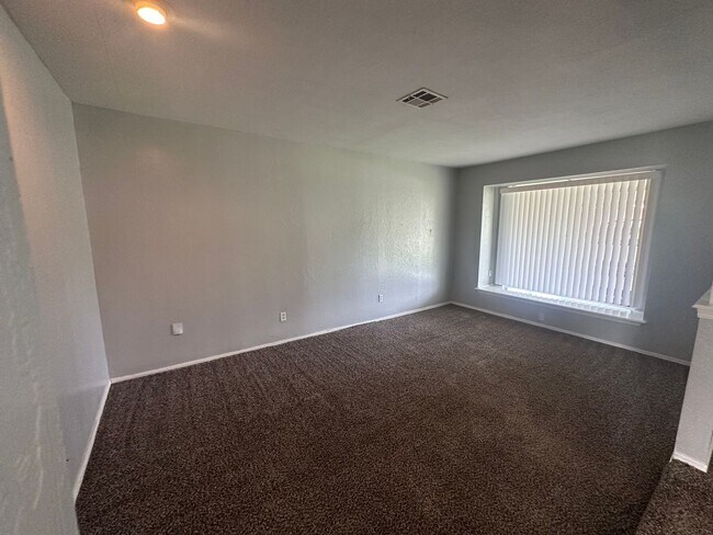 Building Photo - 4844 Woodview Dr