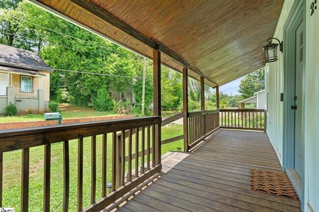 Building Photo - 2 Bed, 2 Bath Fully Renovated Home Available in Greenville