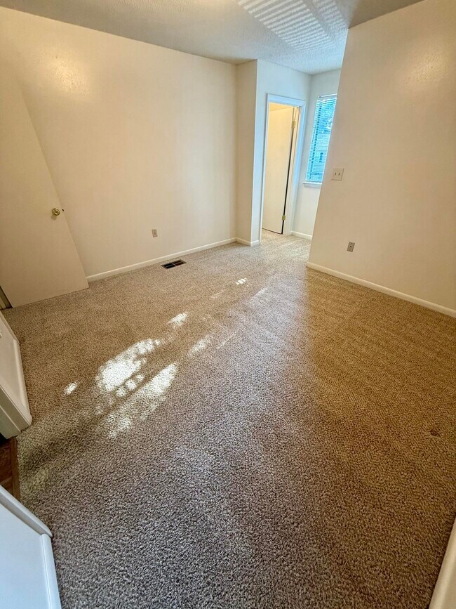 Building Photo - 153 Scottwood Dr SE