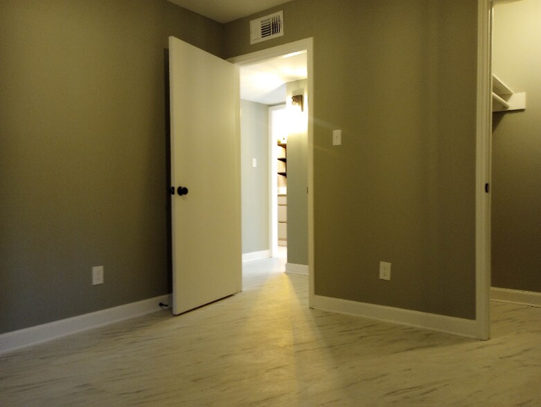 Building Photo - 905 12th St