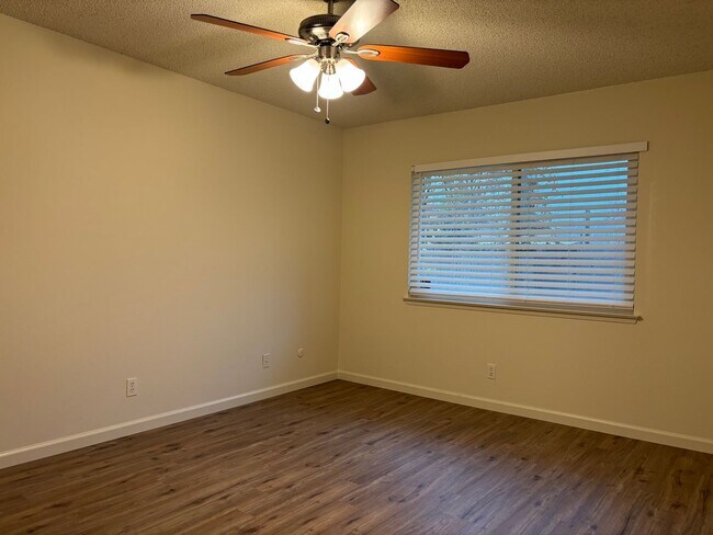 Building Photo - Almost 2000 SF home near Fresno State