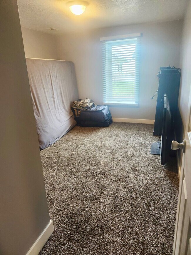 Building Photo - 4 Bed/2 Bathroom house in Farr West