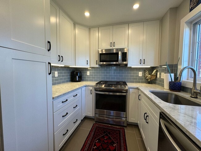 Building Photo - Charming 1 Bed 1 Bath End Unit Condo In Am...