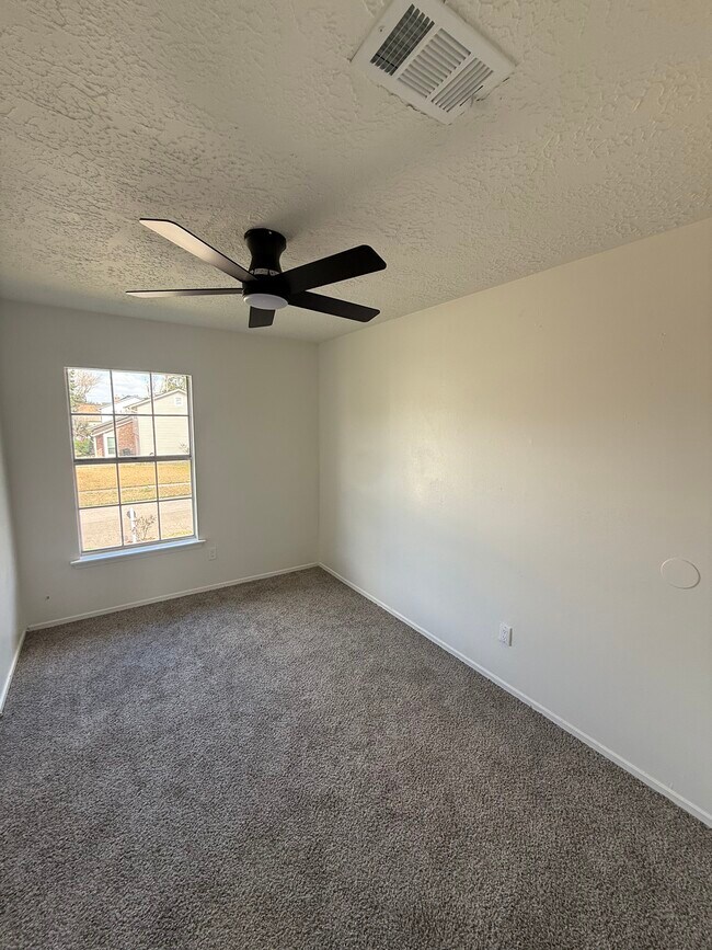 Building Photo - 402 Tresvant Dr