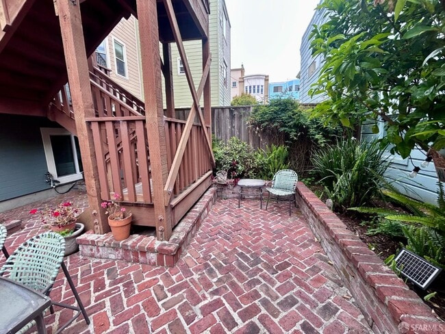Building Photo - 816 Stanyan St
