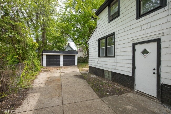 Building Photo - 15409 Grovewood Ave