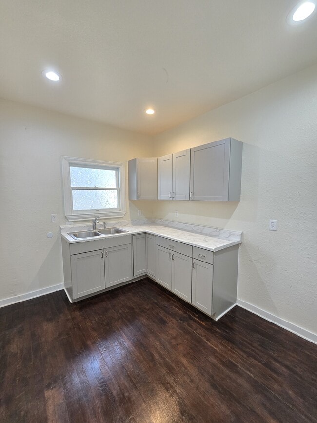 Building Photo - 809 Elmwood Dr