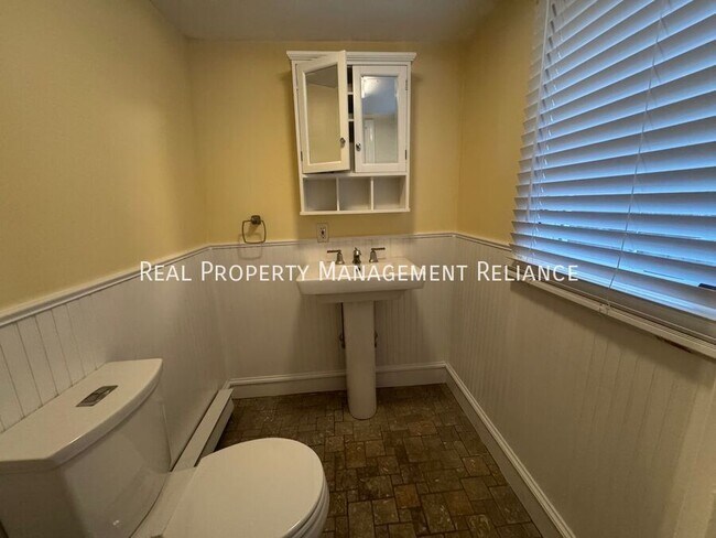 Building Photo - 22 Kent St