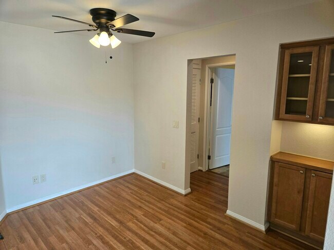 Building Photo - 7130 Shoreline Dr