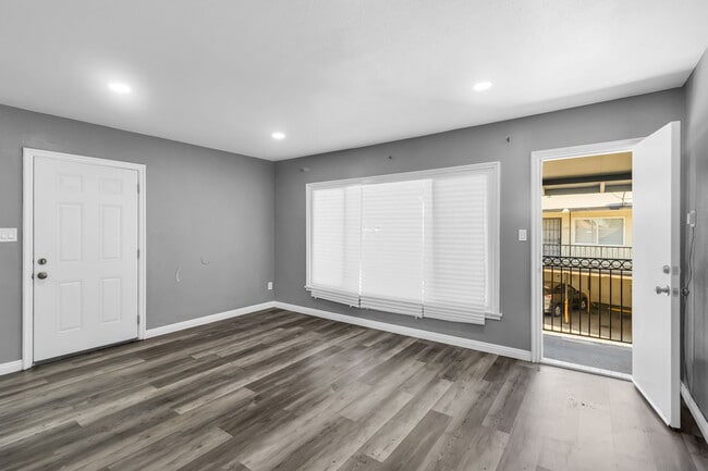 Building Photo - 1119 N Mayfield Ave