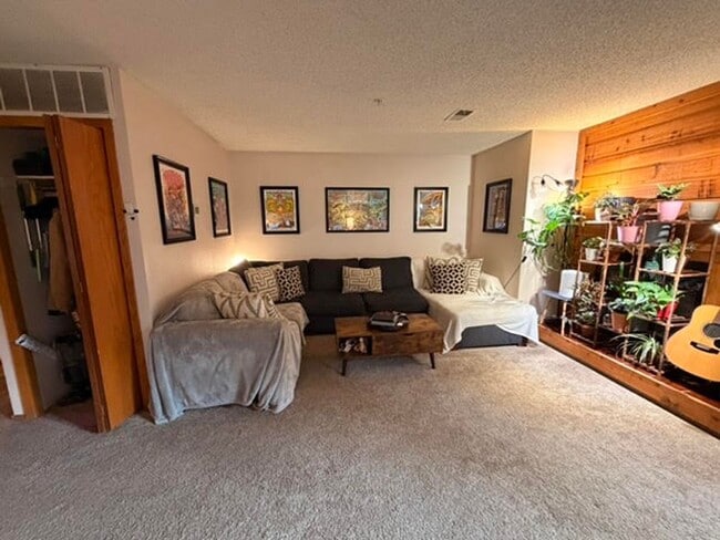 Building Photo - 2890 Shadow Creek Dr