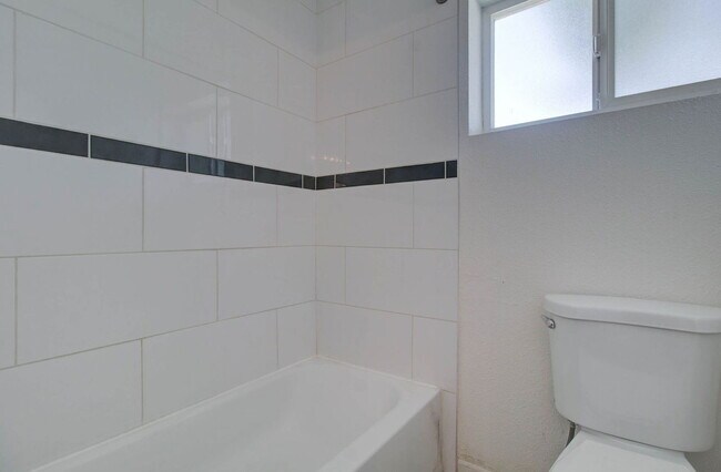 Building Photo - 5657 N 39th Ave