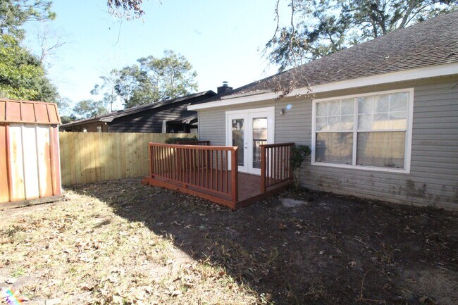 Building Photo - Northeast Pensacola 2BR, 2BA End-Unit Townhome Near Davis Hwy & UWF with Stainless Appliances, Fe...
