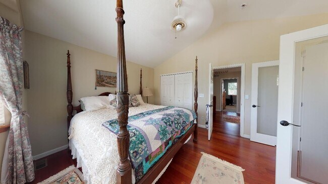 Building Photo - Beautiful sunny home