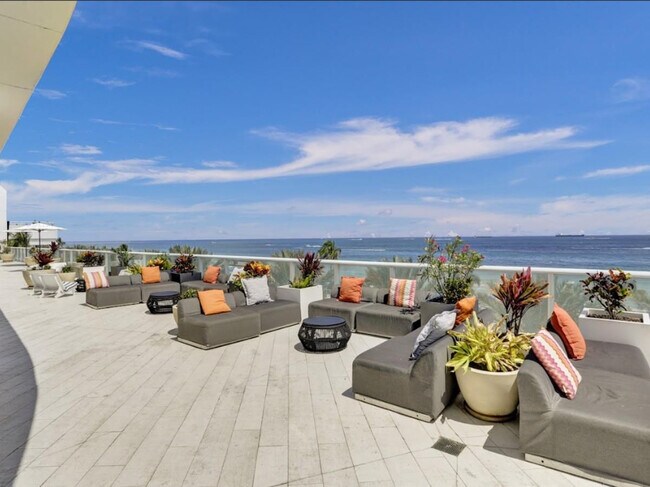 Building Photo - 3101 Bayshore Dr