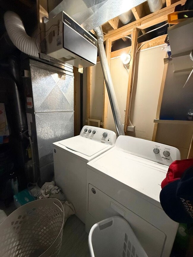 Building Photo - Updated 2 Bed, 2.5 Bath Apple Valley Townh...