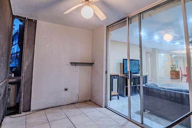 Building Photo - 3710 Inverrary Dr