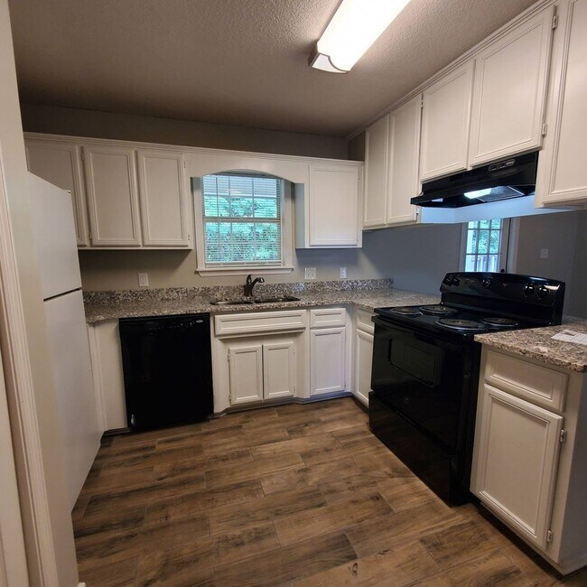 Building Photo - Charming 3-Bedroom Home with Private Fenced Yard in Valdosta, GA!
