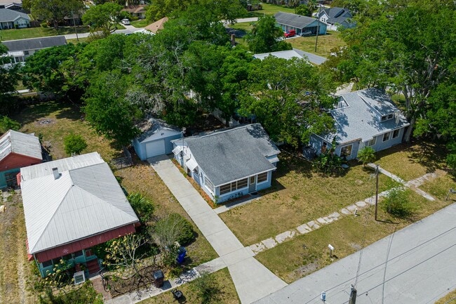 Building Photo - MOVE IN SPECIAL- Charming 2/1 Home w/ Partially Fenced Yard in St. Cloud