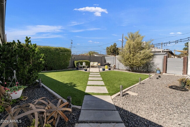 Building Photo - 930 E Whitton Ave