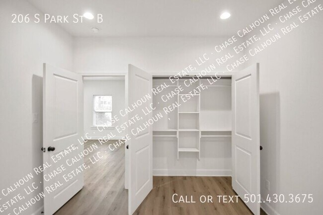 Building Photo - 206 S Park St