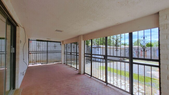 Building Photo - Spacious 3 Bedroom 2 Bathroom Home In The NE!