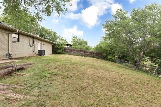 Building Photo - 3 Bedroom, 1.5 Bath Beauty!