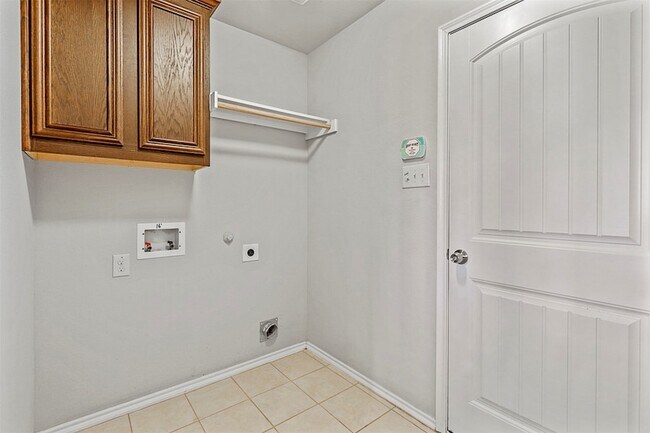 Building Photo - 3020 Oakcrest Dr