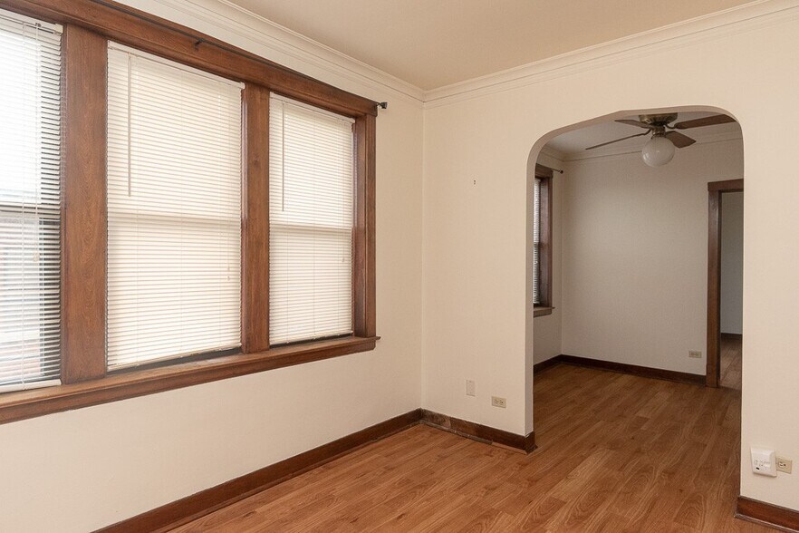 Building Photo - 3632 N Paulina St