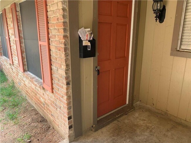 Building Photo - 7208 Creekside Dr