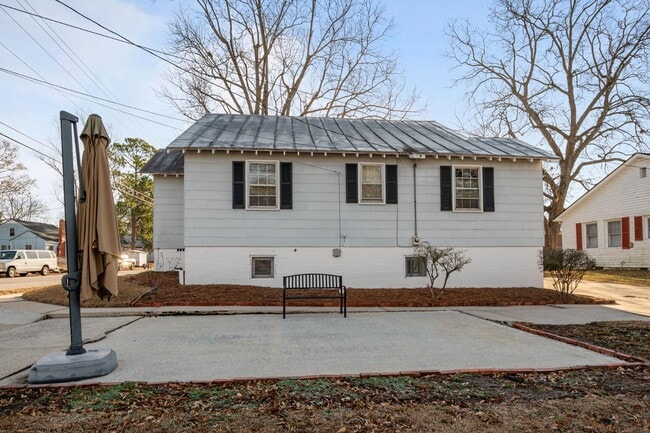 Building Photo - 503 E 5th St