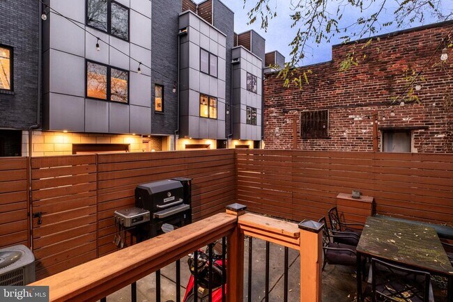 Building Photo - 1121 Earl St