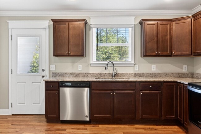 Building Photo - Luxury Size Townhome