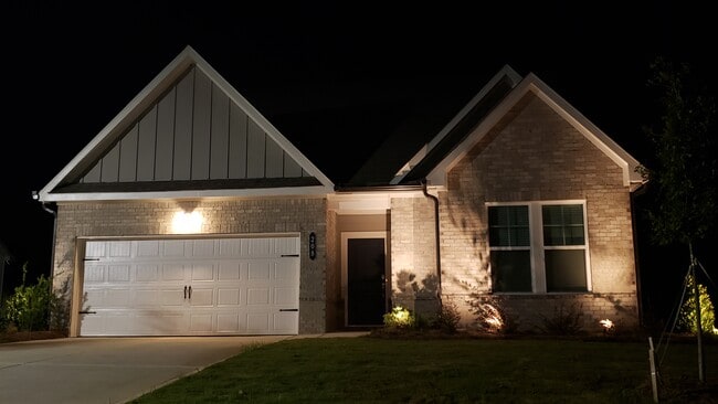 Building Photo - 208 Overton Dr