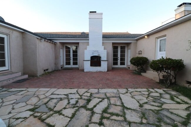 Building Photo - Beautiful Carriage District Rental