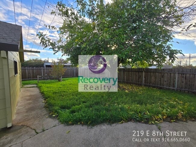 Building Photo - 219 E 8th St