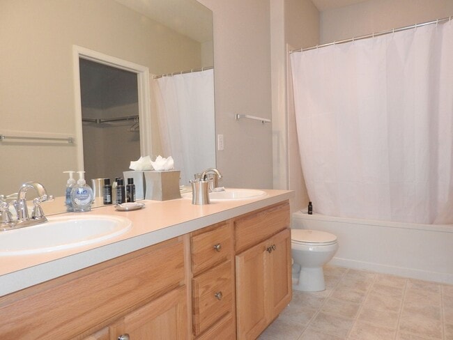 Building Photo - 8200 E 8th Ave