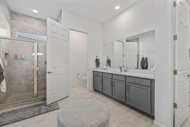 Building Photo - Newer Single Story 5 Bedroom 3 Bath Home in Vail