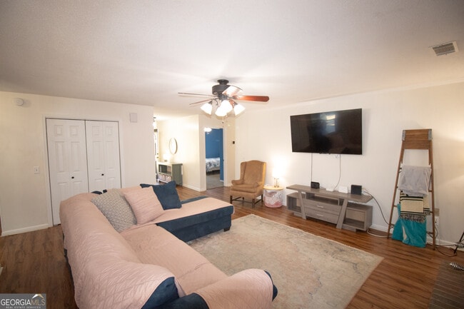 Building Photo - 410 Cardinal Dr