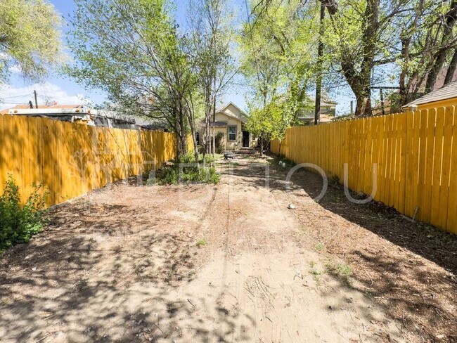 Building Photo - 635 E Boulder St