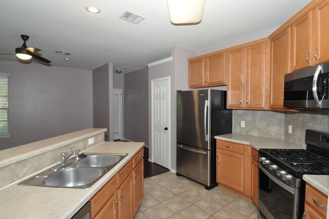 Building Photo - All appliances included! Gated lock and leave condo community in North Austin