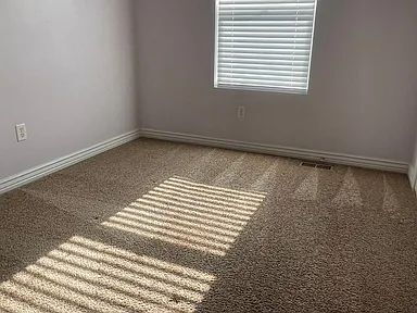 Building Photo - "Spacious 4-Bedroom Townhouse in Eagle Mou...