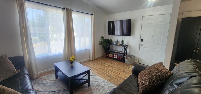 Building Photo - 4190 Hillside Ct