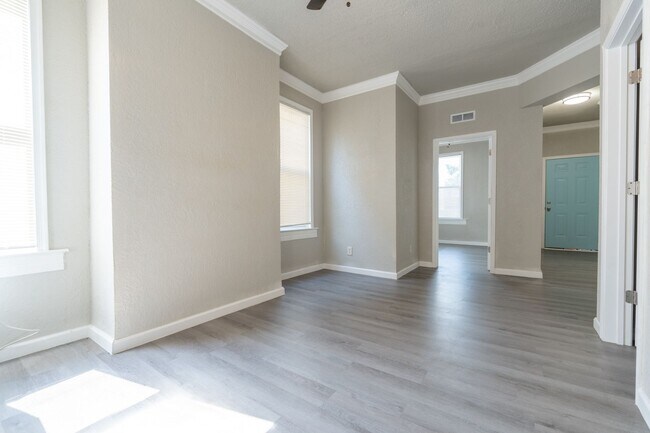 Building Photo - MOVE IN READY 2 Bedroom in the Heart of Oceanview!