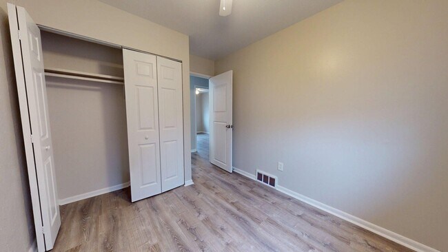 Building Photo - Elyria - updated 3 bed/1 bath townhouses for rent!