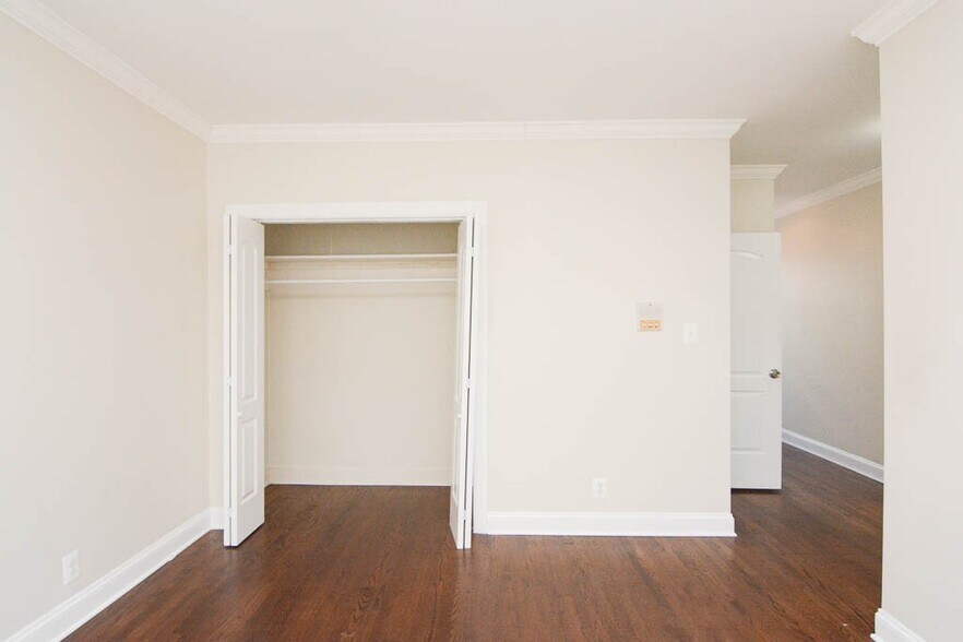 Building Photo - 3833 N Greenview Ave