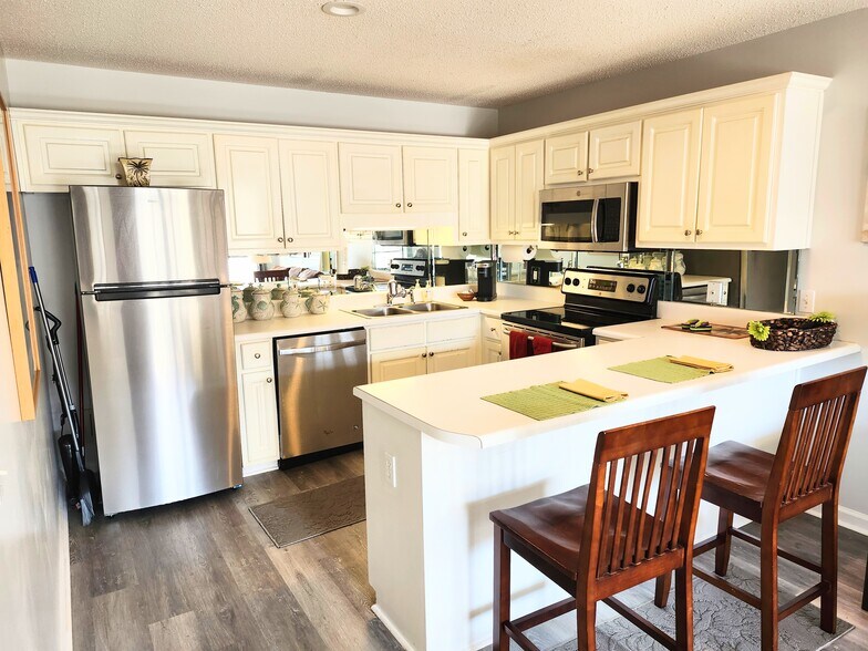 Building Photo - 17462 Front Beach Rd