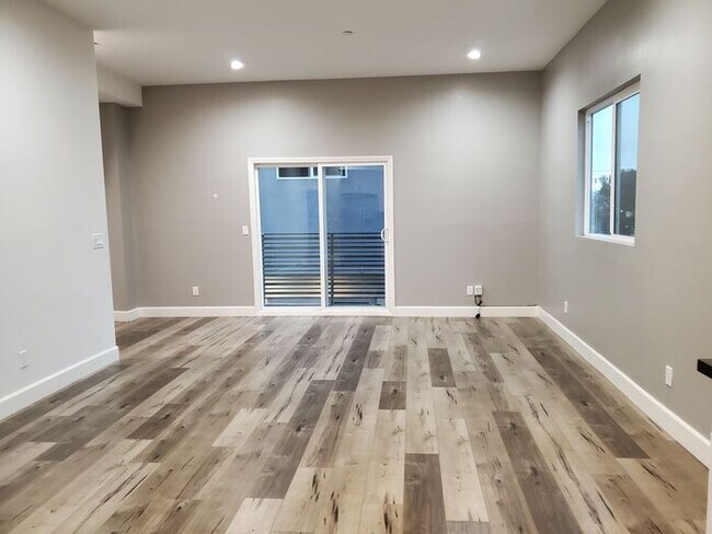 Building Photo - 4 bed 3 bath condo unit
